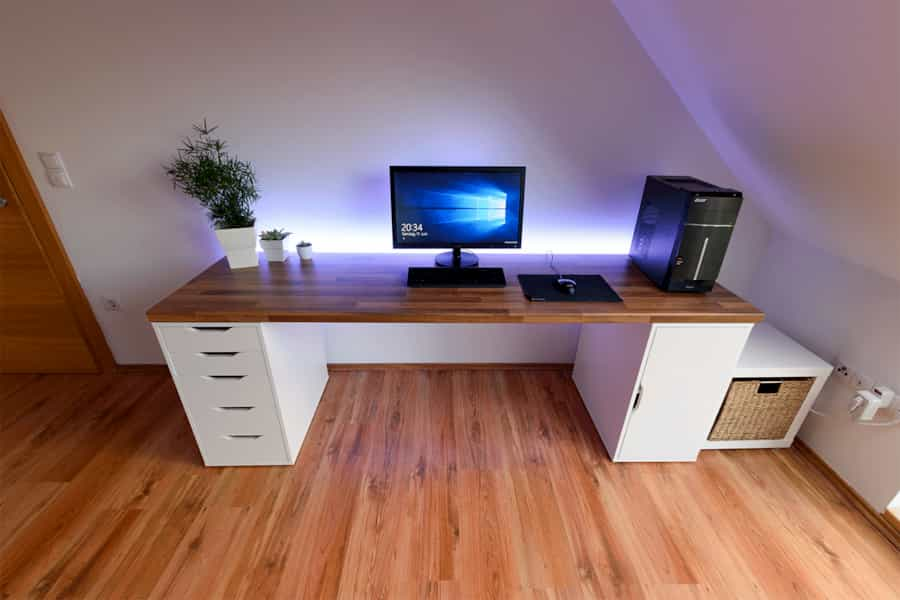 https://attrezzaturavideomaking.it/wp-content/uploads/2020/12/rgb-led-light-strip-desk-setup-luci-video.jpg