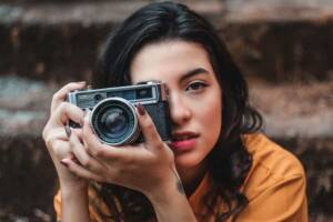 Scopri di più sull'articolo 10 Migliori Mirrorless [Luglio 2024]: fotocamere professionali ed economiche per fare video e foto